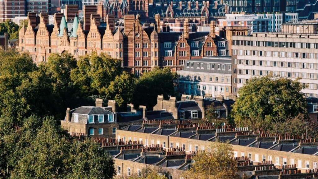  A wide view of a cityscape featuring historic and modern buildings, highlighting the contrast in construction styles and urban development.