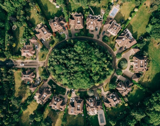 Aerial view of a neighbourhood set around an oval piece of greenery, turning what could have been a boring cul-de-sac into a beautiful circular drive around the neighbourhood